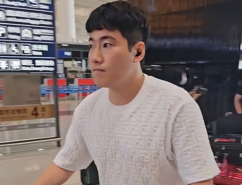 男队员出现